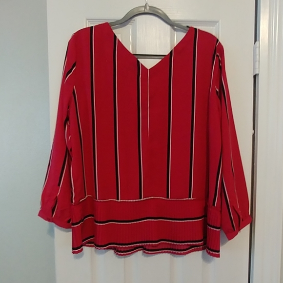 Ladies top - Picture 3 of 3